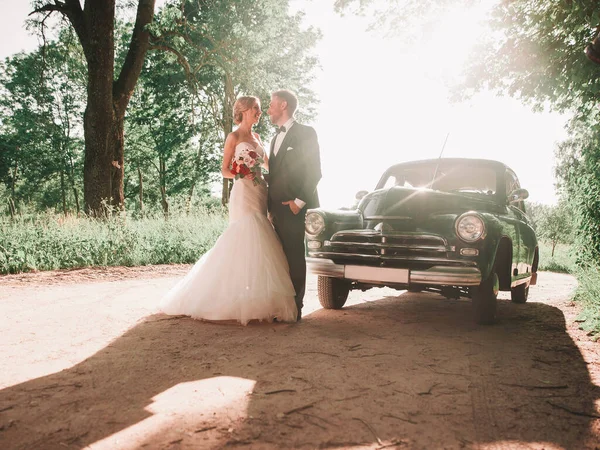 Pareja de recién casados de pie a un lado de la carretera —  Fotos de Stock