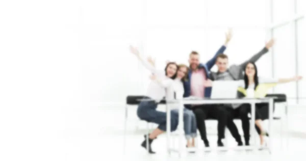 Счастливая молодая бизнес-команда, сидящая за столом. фон для размытого текста с пространством для копирования — стоковое фото