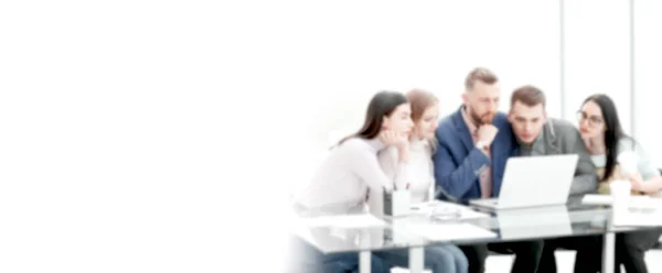 Бизнес-команда смотрит на экран ноутбука на рабочем совещании в офисе. фон для размытого текста с пространством для копирования — стоковое фото