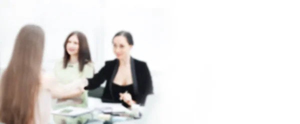 Close up.handshake de duas mulheres de negócios depois de discutir os termos do contrato. fundo para texto em borrão com espaço de cópia — Fotografia de Stock