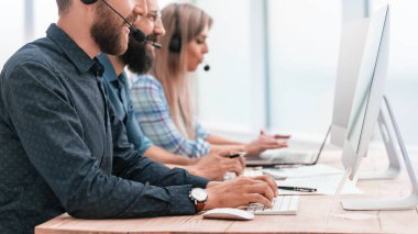 Çağrı merkezi çalışanları modern bilgisayarlar üzerinde çalışıyorlar