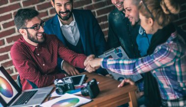 karşılıklı Reklam Yöneticisi ve müşteri iş yeri