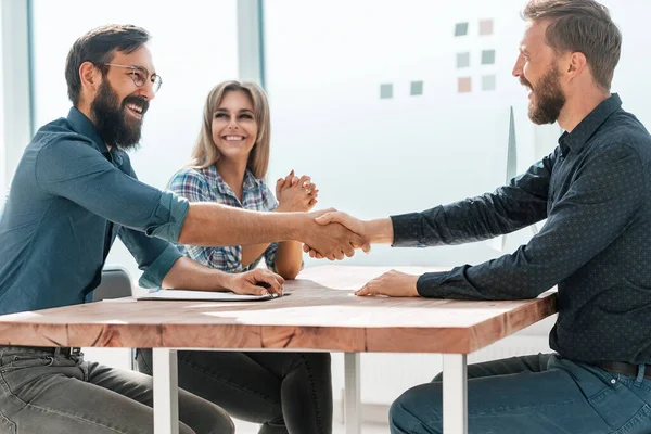 Smiling businesswoman shaking hands with her business partner — Stock Photo, Image