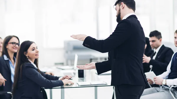 Seniorchef des Unternehmens hält Arbeitstreffen mit Geschäftsteam in modernem Büro ab — Stockfoto