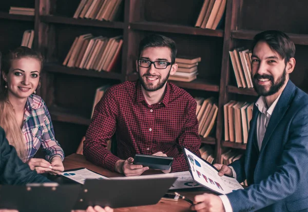 Business team bespreken een financieel verslag over de companys pro — Stockfoto