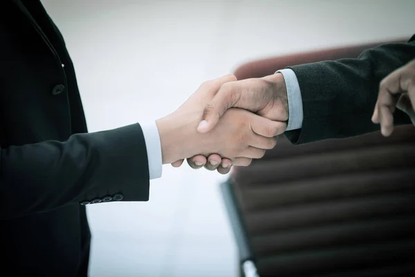 Partner commerciali fiduciosi stretta di mano. il concetto di partenariato . — Foto Stock