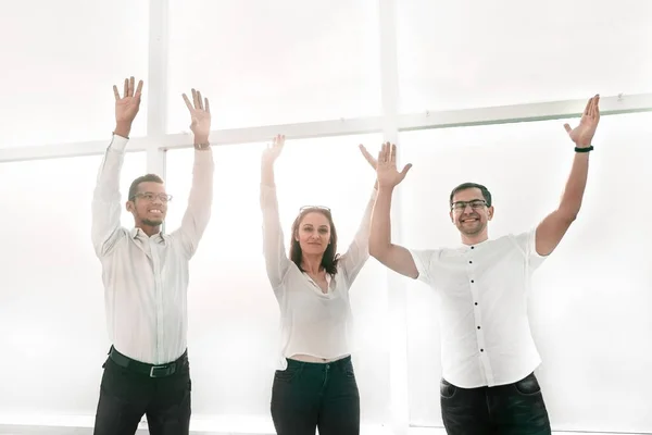 Επιτυχημένη επιχειρηματική ομάδα στέκεται με τα χέρια μέχρι. — Φωτογραφία Αρχείου