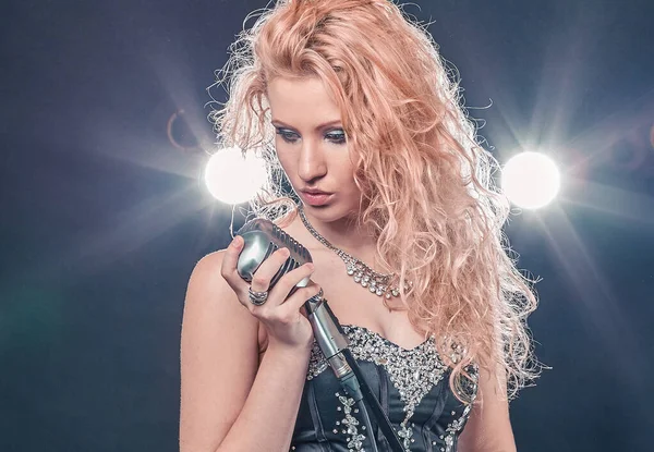 Kız şarkıcı caz kompozisyon performans mikrofon ile. — Stok fotoğraf