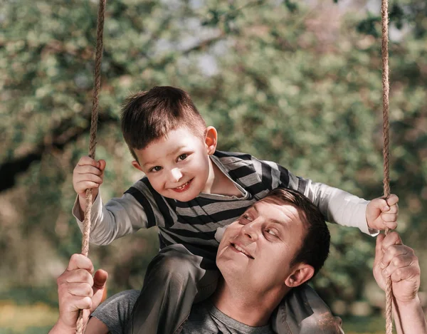 Feliz padre e hijo pasan su tiempo libre juntos —  Fotos de Stock