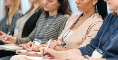 dinleyici içinde toplantı odasında otururken defter, Not almak