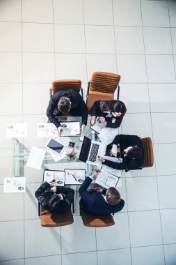 profesyonel iş takım iş yeri için bir pazarlama planı oluşturur