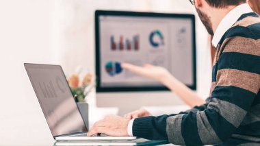 Laptop mali grafiklerle çalışma ve düzenleri pazarlama finans uzmanı