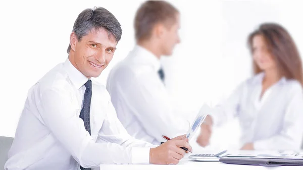 Smiling businessman and businesswoman shaking hands over conference table — Stock Photo, Image