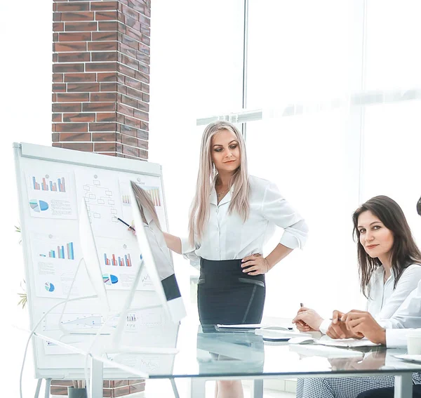 Business team holds a working meeting and discussing new ideas. — Stock Photo, Image