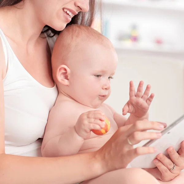 Mama i dziecko patrzą na cyfrowy ekran tabletu — Zdjęcie stockowe