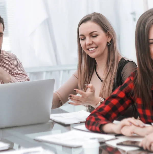 Zakenman houdt een briefing met het business team — Stockfoto