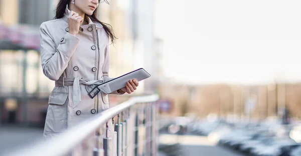Zakenvrouw met een digitaal tablet, permanent op het terras in de buurt van het business center — Stockfoto