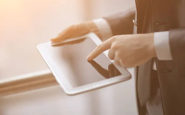 Close up.businessman digitando em um tablet digital — Fotografia de Stock