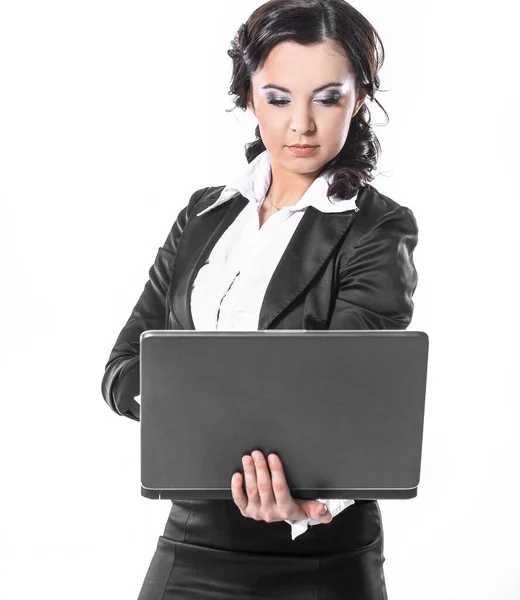 Молода бізнес-леді з ноутбуком, ізольована на білому — стокове фото
