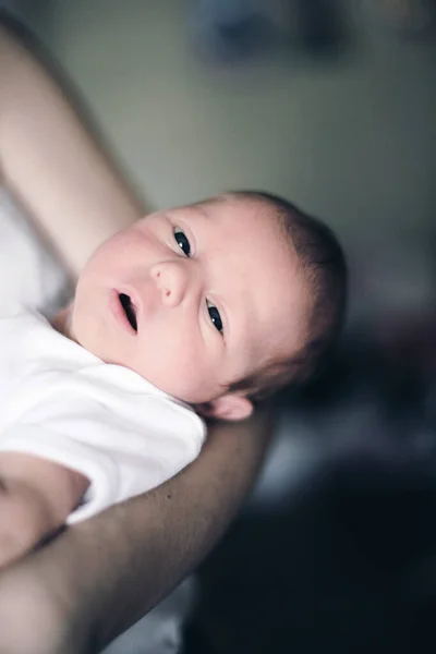 Yeni doğan bebek genç bir anne kollarında — Stok fotoğraf