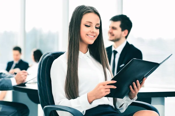 Framgångsrik affärskvinna som studerar en affärsplan på kontoret — Stockfoto