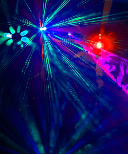 Illuminazione discoteca con fasci luminosi di proiettori, laser show. — Foto Stock