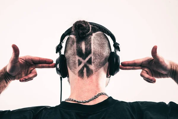 Vista trasera - los auriculares rapero con un peinado elegante y un tatuaje — Foto de Stock