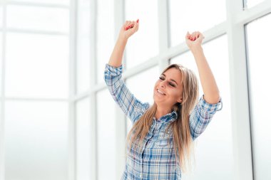 Mutlu genç iş kadını başarısını gösteriyor.