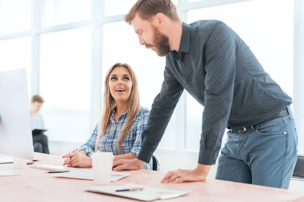 Gerente discutiendo con un joven empleado documentos de trabajo — Foto de Stock