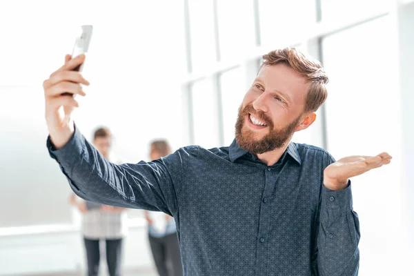 Усміхнений бізнесмен щось пояснює своєму співрозмовнику про відеозв'язок — стокове фото