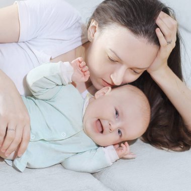 Kapatın. Anne ve bebek kanepede yatıp boşalan...