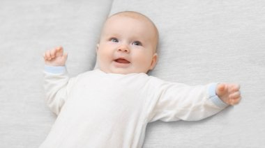 Üst Manzara. Güzel bebek kanepede yatıyor.