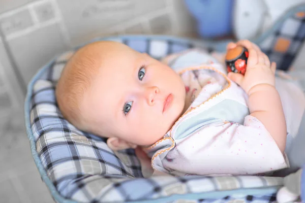 黙れイースターエッグの可愛い赤ちゃん — ストック写真