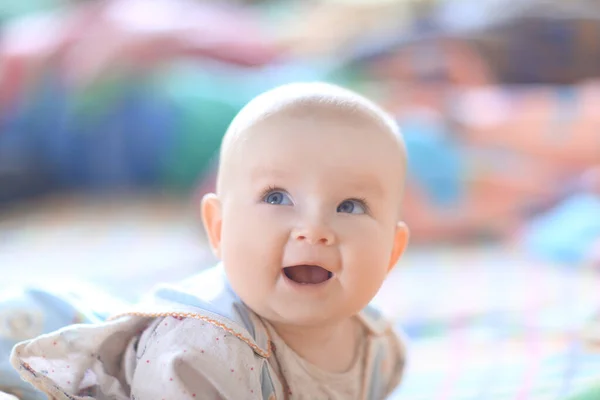 Close-up.portret van mooie babe op zoek naar kopieerruimte.foto op wazige achtergrond — Stockfoto