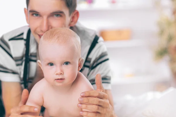 Padre joven jugando con el niño en el sofá —  Fotos de Stock