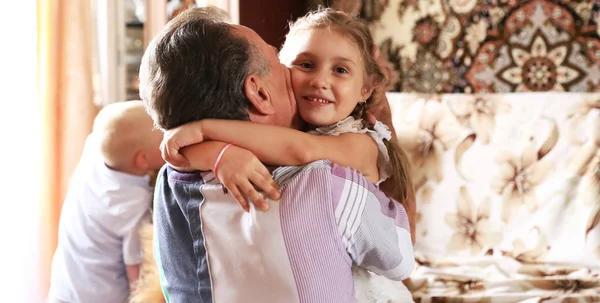 Primo piano. Ragazzina felice che abbraccia suo padre. concetto di paternità — Foto Stock