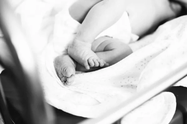 Foto i retrostil. nyfött barn ligger på en blöja. — Stockfoto