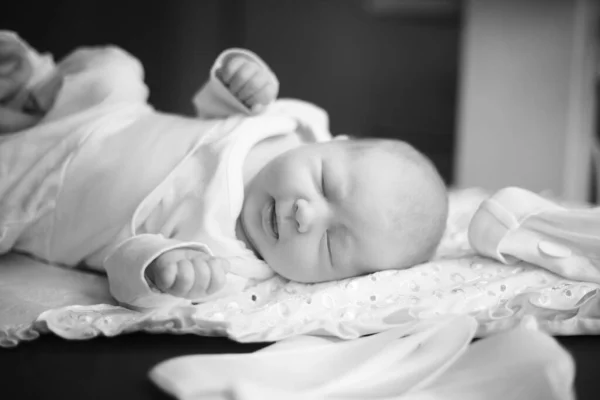 Foto in retro stijl. pasgeboren baby liggend op de aankleedtafel — Stockfoto