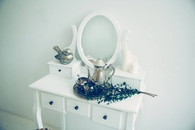 Zeytin dalı ve gümüş servis şık bir yatak odasında..