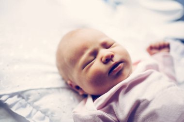 Soyunma masasında yeni doğmuş şirin bir bebek