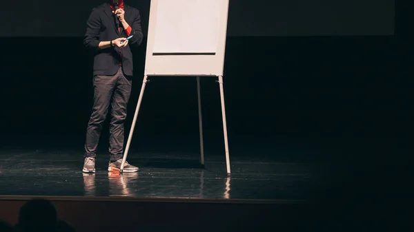 Speaker , standing in front of a flipchart during business presentation — 图库照片