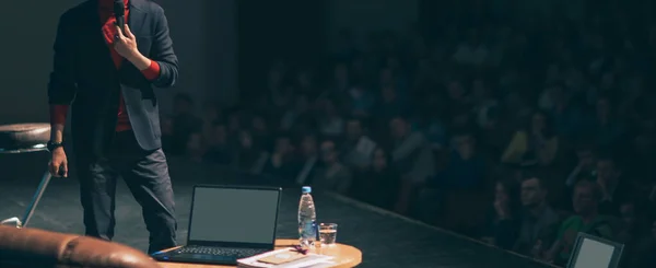 Foto panorámica. El ponente hace una presentación en el centro de negocios — Foto de Stock