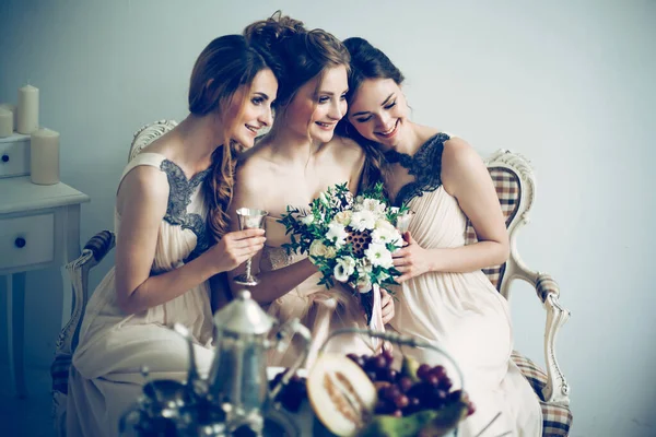 Porträt einer glücklichen Braut mit einem eleganten Blumenstrauß mit ihren Freunden — Stockfoto