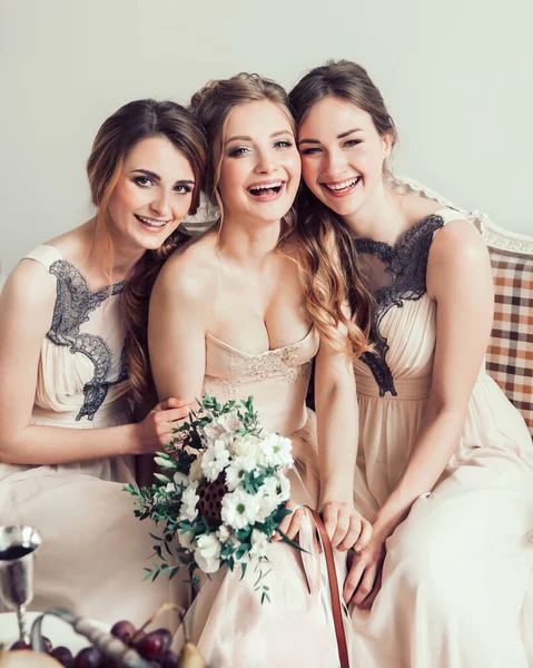 Porträt einer glücklichen Braut mit ihren beiden Freundinnen — Stockfoto