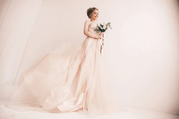 Happy bride in a luxurious wedding dress. — Stockfoto