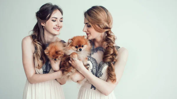 Retrato de duas meninas bonitas com seus animais de estimação . — Fotografia de Stock