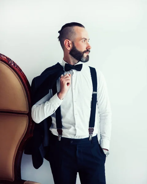 Hombre elegante con una chaqueta sobre su hombro — Foto de Stock