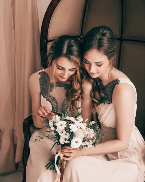 Vicino. damigelle d'onore guardando bouquet di nozze — Foto Stock