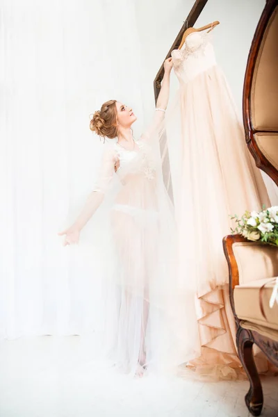 Chica feliz elegir vestido de novia en el salón de bodas —  Fotos de Stock