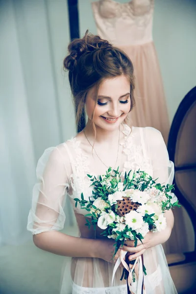 Portrait of a pretty young bride with a wedding bouquet — Stock Photo, Image